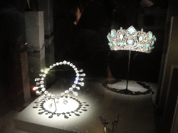 미스소니언자연사박물관에 전시 중인 나폴레옹이 마리 루이즈에게 선물한 목걸이와 왕관.