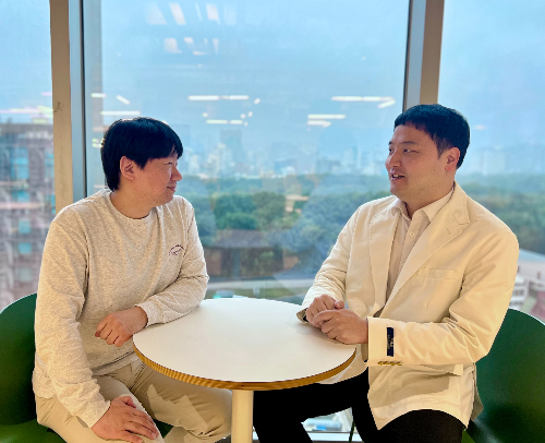 네이버웹툰 '만능사원 전설이 되다' 제이로빈(왼쪽), 캡맨아저씨 작가/사진=네이버웹툰