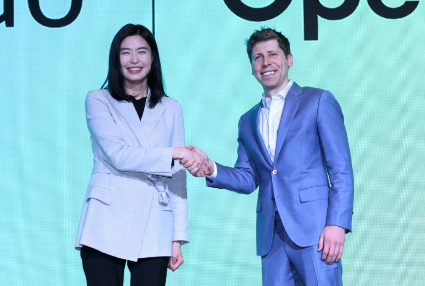 정신아 카카오 대표(왼쪽)와 챗GPT 개발사 오픈AI의 샘 올트먼 최고경영자(CEO)가 지난 4일 서울 중구 플라자호텔에서 열린 전략적 제휴 체결 관련 공동 기자간담회에서 악수하고 있다./사진=뉴스1