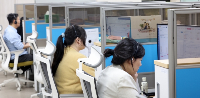 지난해 5월13일 오후 서울 종로구 전기통신금융사기 통합신고대응센터에서 열린 보이스피싱 상담원들이 업무를 보고 있다. /사진제공=뉴스1
