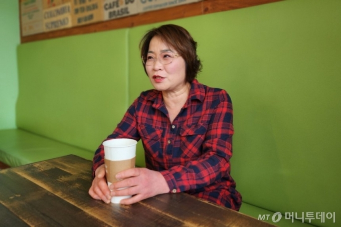 지난해 3월25일 경기 화성시에서 만난 영화 '시민덕희' 실화 주인공 김성자씨(50). 2016년 보이스피싱 범죄로 3000여만원을 빼앗긴 후 총책 검거에 기여했으나 당시 공익신고자로 인정받지 못했다. 지난해 약 8년7개월 만에 포상금 5000만원을 받았다. /사진=김미루 기자.