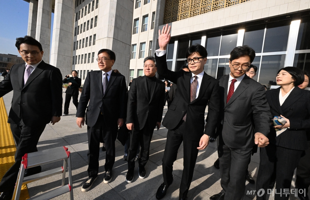 당대표 사퇴 의사를 밝힌 한동훈 국민의힘 대표가 16일 오전 서울 여의도 국회를 나서고 있다. 2024.12.16. /사진=뉴시스 /사진=류현주