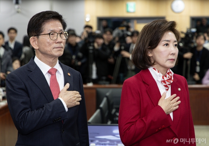 김문수 고용노동부 장관 나경원 국민의힘 의원이 19일 오전 서울 여의도 국회 의원회관에서 열린 '2030·장년 모두 Win-Win하는 노동개혁' 대토론회에서 국민의례를 하고 있다. 2025.2.19/사진=뉴스1 /사진=(서울=뉴스1) 이재명 기자