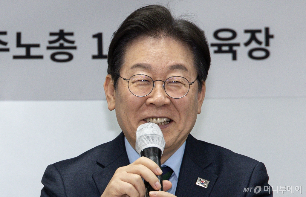 이재명 더불어민주당 대표가 21일 오후 서울 중구 전국민주노동조합총연맹(민주노총)에서 열린 현장 간담회에서 발언을 하고 있다. 2025.2.21/사진=뉴스1 /사진=(서울=뉴스1) 이재명 기자