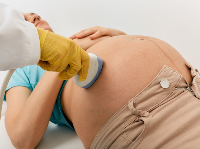 한 태아의 몸 속에서 또다른 2명의 태아가 발견돼 의학계에 기록을 남겼다. '태아 속 태아'는 매우 드문 사례다. 만삭 임산부 검진 참고 이미지./사진=게티이미지뱅크