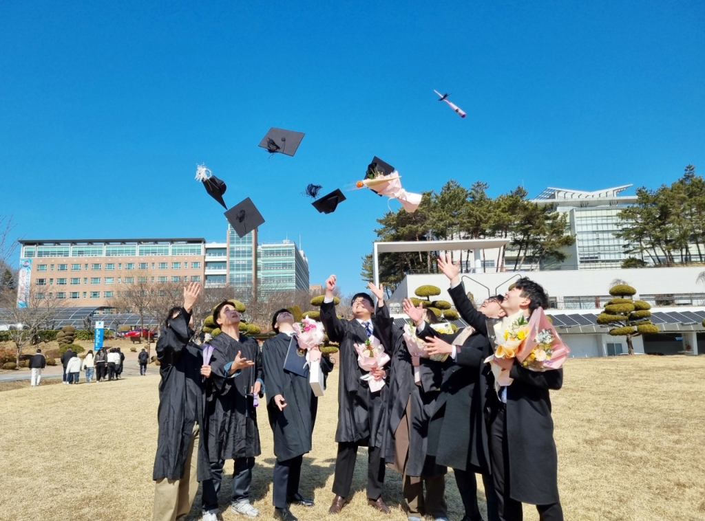 금오공대 학생들이 학사모를 던지며 졸업을 축하하고 있다./사진제공=금오공대