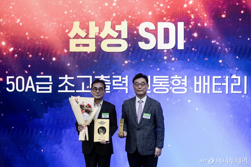김기준 삼성SDI 상무가 24일 서울 강남구 코엑스에서 열린 2025 인터배터리 어워즈 시상식에서 박태성 한국배터리산업협회 부회장으로 부터 배터리 부문 상을 받고 있다./사진=뉴시스