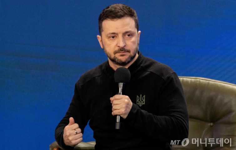 볼로디미르 젤렌스키 우크라이나 대통령이 23일(현지시간) 키이우에서 열린 '우크라이나, 2025' 포럼 중 기자회견을 갖고 “미국과 희토류 협상은 진전을 이루고 있다”고 밝히고 있다. / AFP=뉴스1