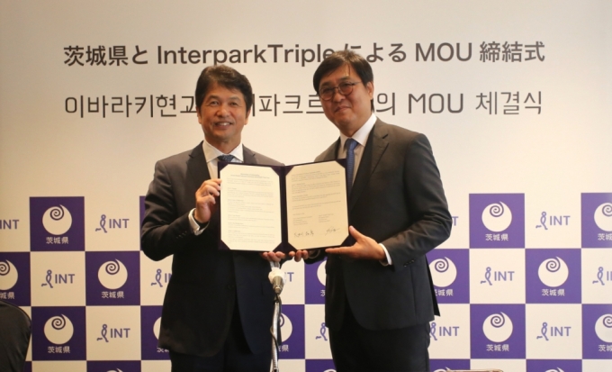 놀유니버스가 운영하는 인터파크 투어가 지난해 10월 일본 이바라키현과 '관광 활성화를 위한 양해각서'를 체결하는 모습./사진 = 놀유니버스 제공