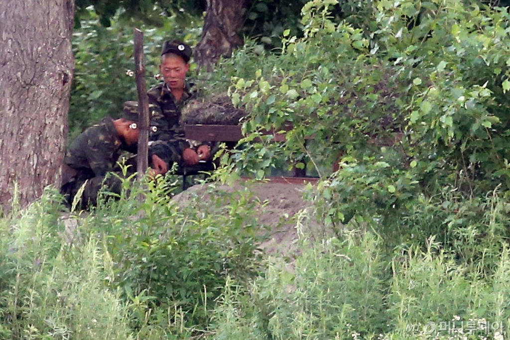 3일 오후 중국 도문 조중국경지대에서 바라본 두만강에서 북한 병사가 근무를 서고 있다. /사진=도문(중국)=이기범 기자 leekb@