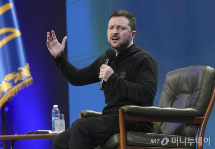 볼로디미르 젤렌스키 우크라이나 대통령이 23일(현지 시간) 키이우에서 열린 기자회견 중 취재진 질문에 답하고 있다. 젤렌스키 대통령은 러시아의 우크라이나 침공 3주년을 하루 앞두고 열린 기자회견에서 우크라이나가 북대서양조약기구(NATO)에 가입할 수 있다면 대통령 자리에서 물러날 수 있다고 말했다. 또 젤렌스키 대통령은 “미국과 희토류 협상은 진전을 이루고 있다”고 밝혔다. / AP=뉴시스