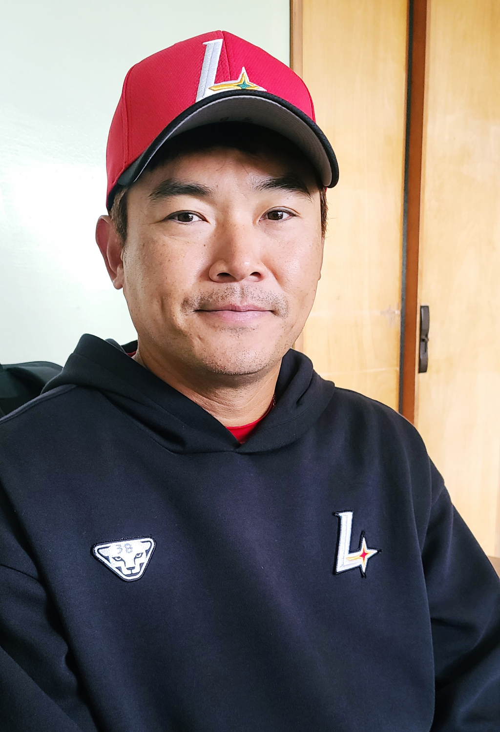 노경은이 24일 일본 오키나와 고친다 야구장에서 인터뷰에 임하고 있다. /사진=김우종 기자