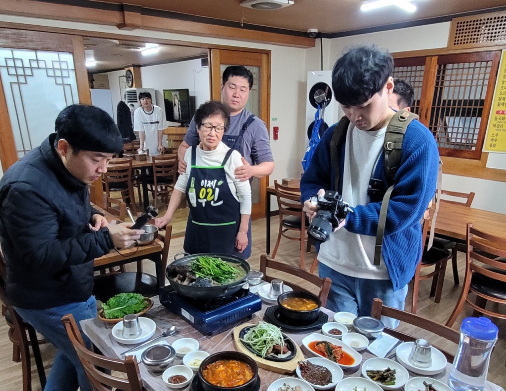 엠브로컴퍼니에서 매장에 방문하여 메뉴개선을 하고 있다. / 사진제공 = 엠브로컴퍼니