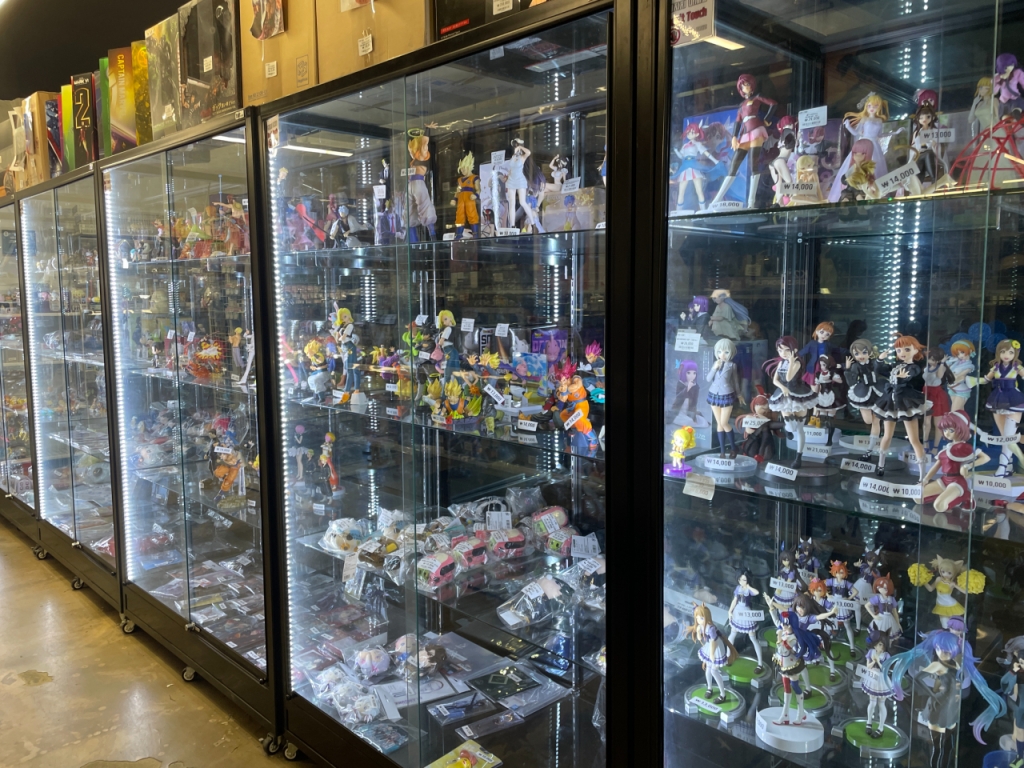 24일 오후 홍대입구역 인근 AK플라자 5층에 진열된 피규어들. /사진=이지현 기자.