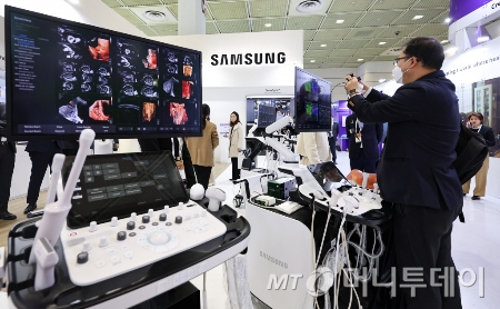 서울 강남구 코엑스에서 열린 제39회 국제의료기기·병원설비 전시회(KIMES 2024)를 찾은 관람객이 초음파 검사 장비를 살펴보고 있다./사진=[서울=뉴시스] 황준선 기자