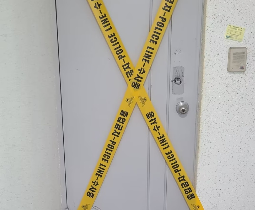 숨진 세 모녀가 발견된 수원시 권선구 한 연립주택에 경찰이 설치한 폴리스라인 테이프가 보이고 있다. 2022.8.22/뉴스1 ⓒ News1 최대호 기자