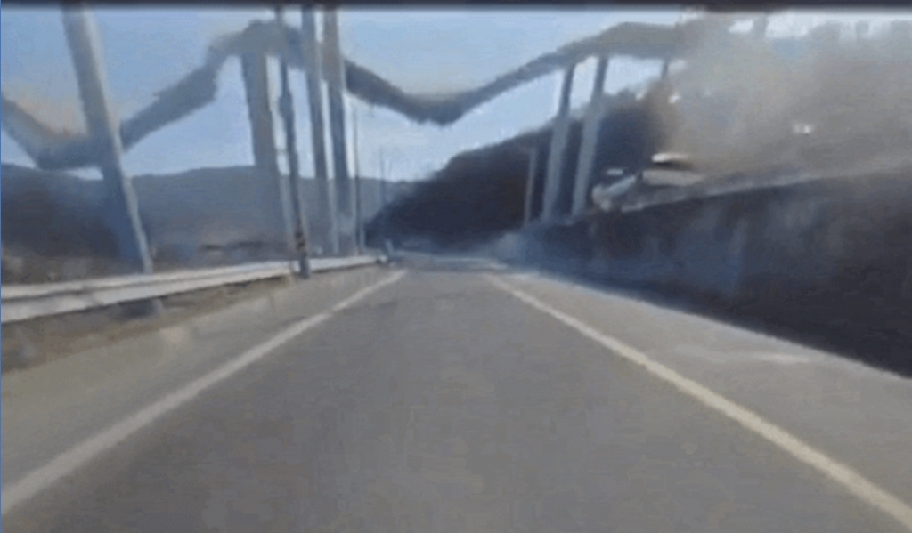 25일 오전 9시49분쯤 경기 안성시 서운면 산평리 인근 고속도로 공사 현장에서 서울세종고속도로 안성∼용인 구간 교량을 떠받치던 50ｍ 길이 철 구조물 5개가 차례로 무너져 내렸다. /사진=온라인 커뮤니티