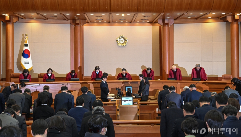 문형배 헌법재판소장 권한대행을 비롯한 헌법재판관들이 25일 서울 종로구 헌법재판소 대심판정에서 열린 윤석열 대통령 탄핵심판 최종 변론에 입장하고 있다. /사진=뉴시스(사진공동취재단)