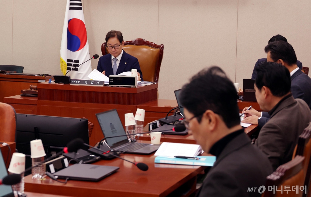  박범계 국회 법사위 법안심사제1소위원회 위원장이 24일 오후 서울 여의도 국회에서 열린 법안심사제1소위원회 회의를 주재하고 있다. 이날 법안심사소위에서는 명태균과 관련한 불법 선거개입 및 국정농단 사건 등의 진상규명을 위한 특별검사의 임명 등에 관한 법률안과 상법 개정안을 심의한다./사진=뉴시스