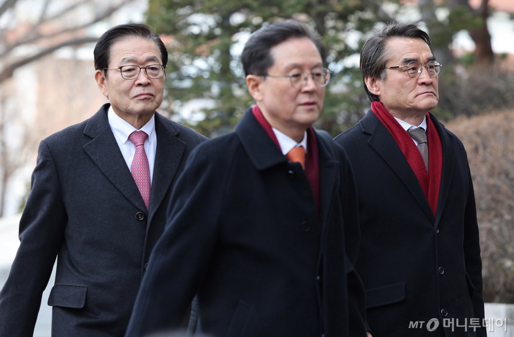 [서울=뉴시스] 사진공동취재단 = 윤석열 대통령 변호인단 윤갑근, 배보윤 변호사가 25일 오후 서울 종로구 헌법재판소에서 열린 대통령 탄핵심판 최종 변론에 참석하고 있다. 2025.02.25. photo@newsis.com /사진=