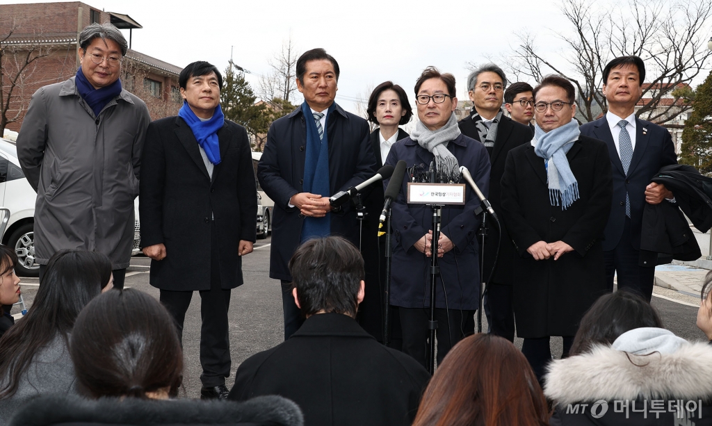 [서울=뉴시스] 사진공동취재단 = 박범계 더불어민주당 의원을 비롯한 야당 국회의원들이 25일 오후 서울 종로구 헌법재판소에서 열린 대통령 탄핵심판 최종 변론에 입장하며 발언하고 있다. 2025.02.25. photo@newsis.com /사진=