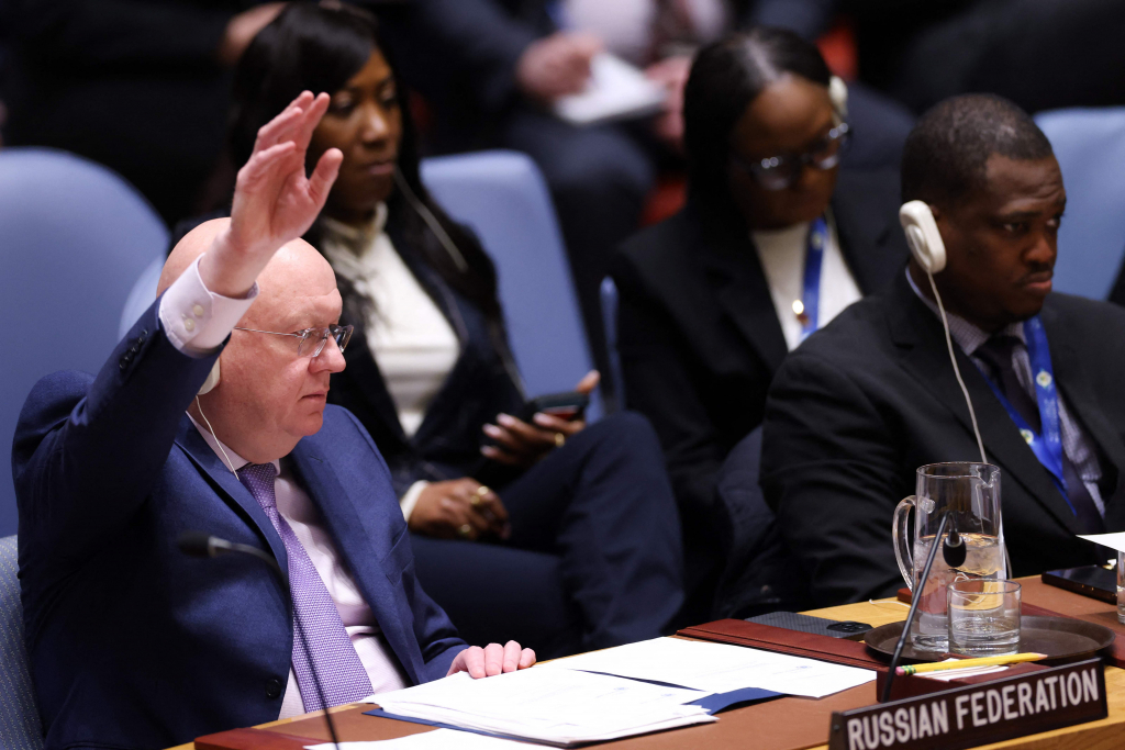 바실리 네벤쟈 유엔 주재 러시아 대사가 24일(현지 시간) 뉴욕 유엔본부에서 우크라이나 전쟁 개전 3주년 결의안에 표결 중 손을 들고 있다. /AFPBBNews=뉴스1 