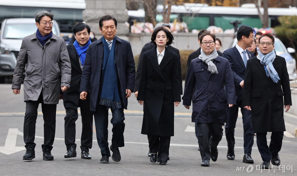 [서울=뉴시스] 사진공동취재단 = 정청래 국회 탄핵소추위원장과 변호인단과 야당의원들이 25일 오후 서울 종로구 헌법재판소에서 열린 대통령 탄핵심판 최종 변론에 참관하기 위해 입장하고 있다. 2025.02.25. photo@newsis.com /사진=