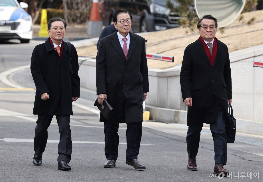 [서울=뉴시스] 사진공동취재단 = 윤석열 대통령 변호인단 윤갑근, 배보윤 변호사가 25일 오후 서울 종로구 헌법재판소에서 열린 대통령 탄핵심판 최종 변론에 참석하고 있다. 2025.02.25. photo@newsis.com /사진=