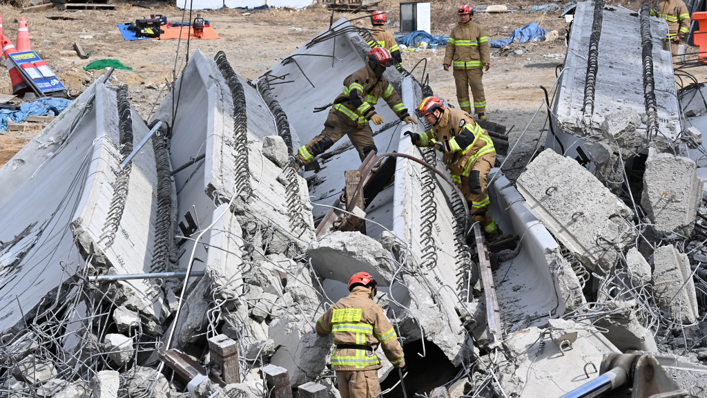 25일 경기 안성시 서운면 산평리 서울세종고속도로 천안~안성 구간 연결공사 교량 작업 중 교량을 떠받치던 50m 구조물이 무너져 내려 작업 중이던 인부들이 숨지거나 다쳤다. /사진=뉴시스 