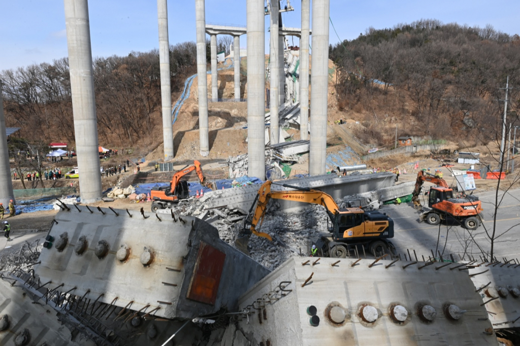 25일 경기 안성시 서운면 산평리 서울세종고속도로 천안~안성 구간 연결공사 교량 작업 중 교량을 떠받치던 50m 구조물이 무너져 내려 작업 중이던 인부들이 숨지거나 다쳤다. /사진=뉴시스 