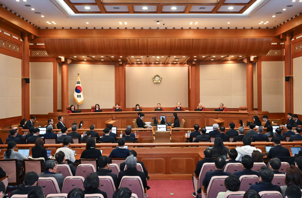 문형배 헌법재판소장 권한대행과 헌법재판관 등이 25일 오후 서울시 종로구 재동 헌법재판소 대심판정에서 열린 대통령 탄핵 심판 마지막 변론기일에 참석해 있다. /사진=뉴시스(사진공동취재단)