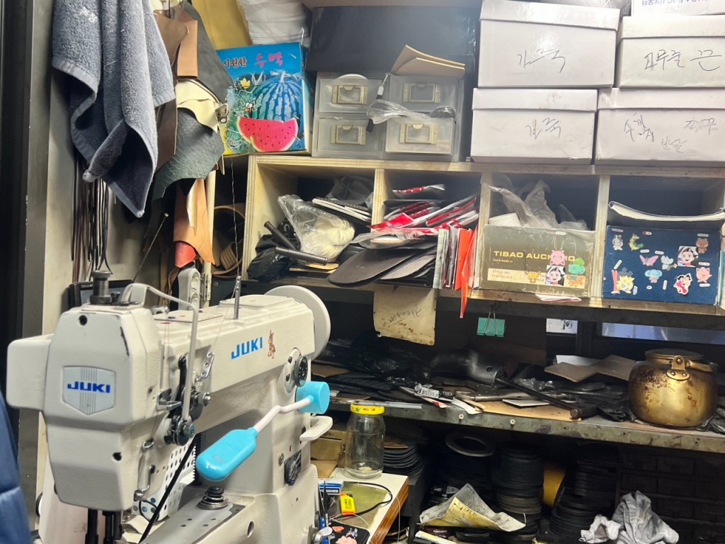 25일 오후 서울 중구 무교로의 A씨의 구두수선대. 미싱기계, 가죽, 고무줄 끈 등 구두 수선에 필요한 물품들이 수납 공간을 가득 채웠다./사진=민수정 기자.