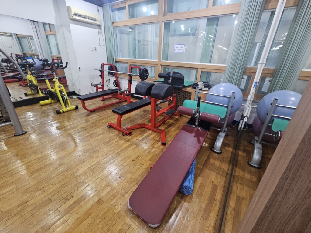 26일 오전 10시쯤 서울시 종로구의 한 체육입시학원 안에 윗몸일으키기 기구가 설치돼 있는 모습/사진=박상혁 기자