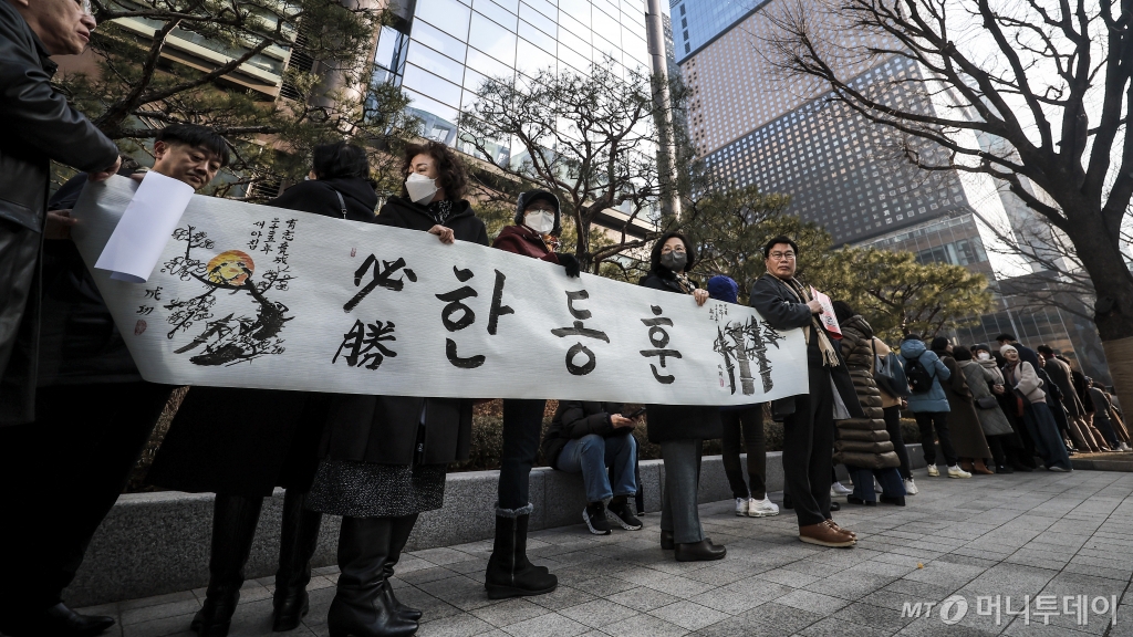 [서울=뉴시스] 정병혁 기자 = 한동훈 국민의힘 전 대표의 저서 '한동훈의 선택 - 국민이 먼저입니다' 발간일인 26일 오전 서울 종로구 교보문고에서 책을 구매하려는 지지자와 시민들이 줄을 서고 있다. 2025.02.26. jhope@newsis.com /사진=정병혁
