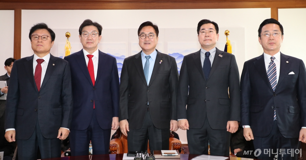 (서울=뉴스1) 이광호 기자 = 우원식 국회의장과 양당 원내대표가 26일 서울 여의도 국회에서 의장 주재 회동에 앞서 기념촬영을 하고 있다.   왼쪽부터 박형수 국민의힘 원내수석부대표, 권성동 국민의힘 원내대표와 우원식 국회의장, 박찬대 더불어민주당 원내대표, 박성준 더불어민주당 원내수석부대표. (공동취재) 2025.2.26/뉴스1  Copyright © 뉴스1. All rights reserved. 무단 전재 및 재배포,  AI학습 이용 금지. /사진=(서울=뉴스1) 이광호 기자