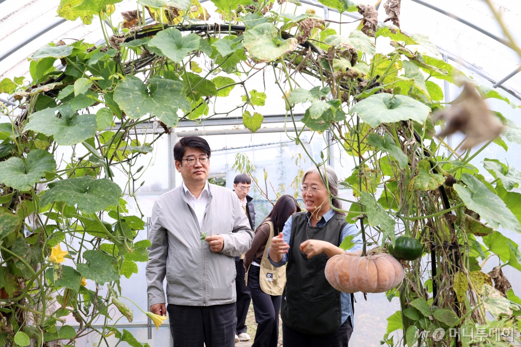권재한 농촌진흥청장이 지난 해 10월 21일 경기도 양평군에 있는 치유농장(천연쟁이꽃뜰)을 찾아 관계자와 함께 사회서비스와 연계한 치유농업 프로그램 적용 사례를 직접 둘러보고 있다. /사진=농촌진흥청 