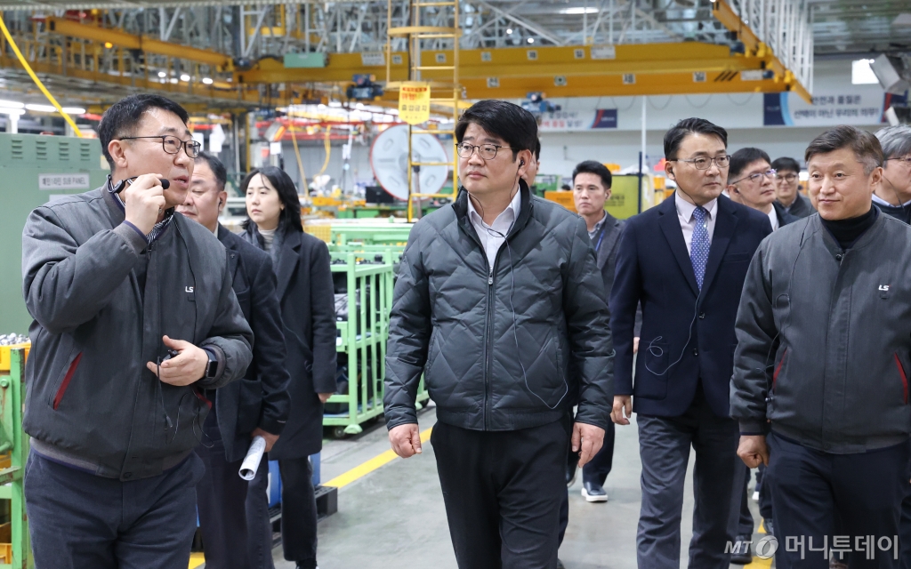 권재한 농촌진흥청장이 지난 11일 전북특별자치도 완주군에 위치한 LS엠트론(주) 전주공장을 찾아 생산 현장을 둘러보고 있다. /사진=농촌진흥청