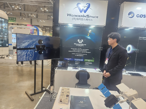 워커린스페이스가 DSK2025에 전시회에서 정비용 위성에 대해 설명하고 있다. /사진=박기영 기자