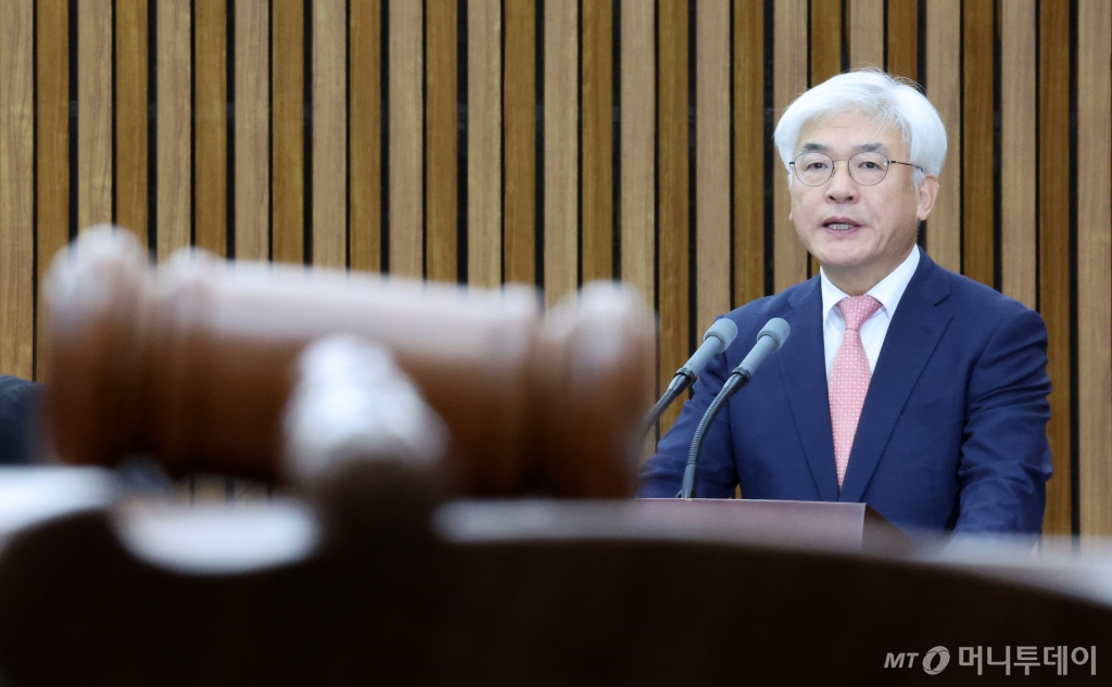 [서울=뉴시스] 조성우 기자 = 23일 오전 서울 여의도 국회에서 열린 헌법재판소 재판관 선출에 관한 인사청문특별위원회의 인사청문회에서 마은혁 후보자가 인사말을 하고 있다. 2024.12.23. xconfind@newsis.com /사진=조성우