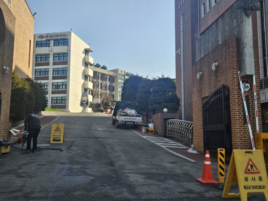 27일 오후 1시쯤 서울 종로구 동성중·고등학교 정문 모습. 100년 넘는 기간동안 이 자리를 지켰던 학교는 학령인구가 많은 송파구로 이전할 방침이다/사진=박상혁 기자