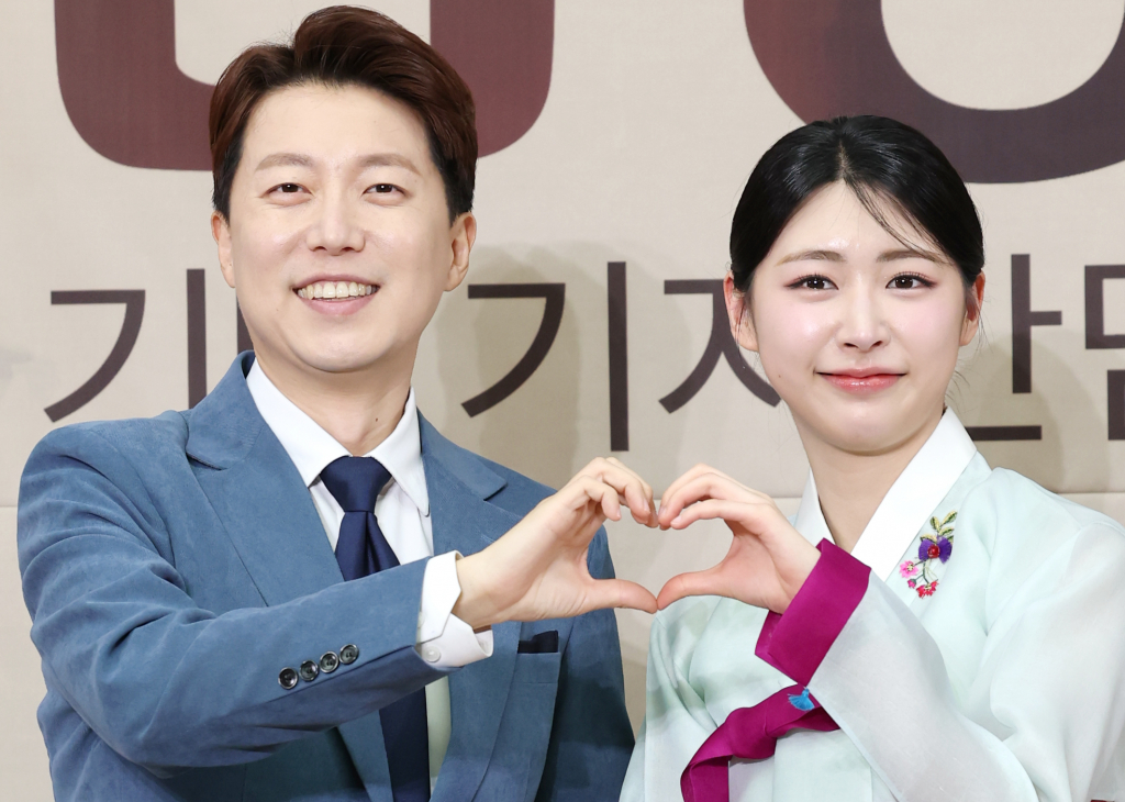 강승화, 홍주연 아나운서가 27일 서울 영등포구 KBS 신관에서 열린 'TV쇼 진품명품 30주년 기념 기자 간담회'에서 포즈를 취하고 있다. /사진=뉴스1