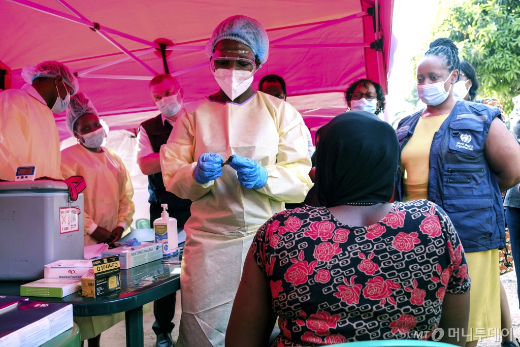 [캄팔라=AP/뉴시스] 3일(현지 시간) 우간다 캄팔라의 물라고 국립병원에서 보건 종사자들이 수단 변종 에볼라 예방을 위한 시험 백신 접종을 하고 있다. 이 병원 간호사가 지난달 30일 수단형 에볼라 바이러스로 숨진 바 있다. 우간다는 2023년 1월 에볼라 종식을 선언했었다. 2025.02.04. /사진=민경찬