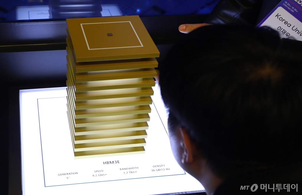 [서울=뉴시스] 김혜진 기자 = 23일 서울 강남구 코엑스에서 열린 제26회 반도체대전(SEDEX 2024)에서 관람객들이 부스를 둘러보고 있다. 2024.10.23. jini@newsis.com /사진=김혜진