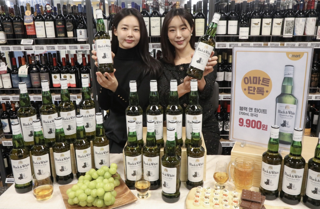 이마트 블랙앤화이트 위스키를 단독 판매한다. /사진제공=이마트