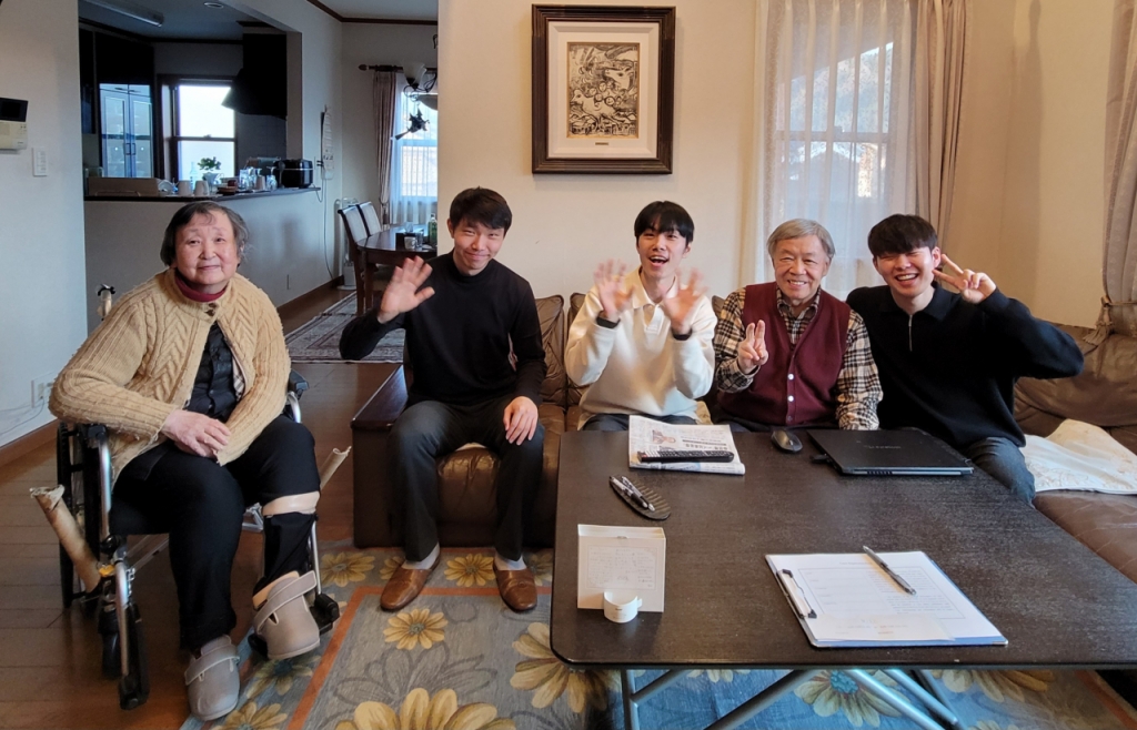 에치젠시 아와타베마을(粟田部町)에서 2박3일 간 한국 대학생 3명에게 홈스테이 기회를 준 키즈 노히로씨(오른쪽에서 2번째). 그의 아내인 키즈 유이치씨(왼쪽). / 사진=김인한 기자