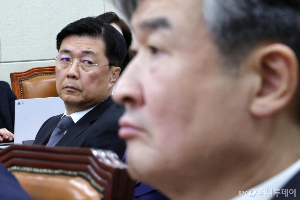 홍장원(왼쪽) 전 국가정보원 1차장이 지난달 22일 서울 여의도 국회에서 열린 윤석열 정부의 비상계엄 선포를 통한 내란 혐의 진상규명 국정조사 특별위원회 1차 청문회에 출석해 자리하고 있다. 오른쪽은 조태용 국가정보원장. /사진=뉴시스