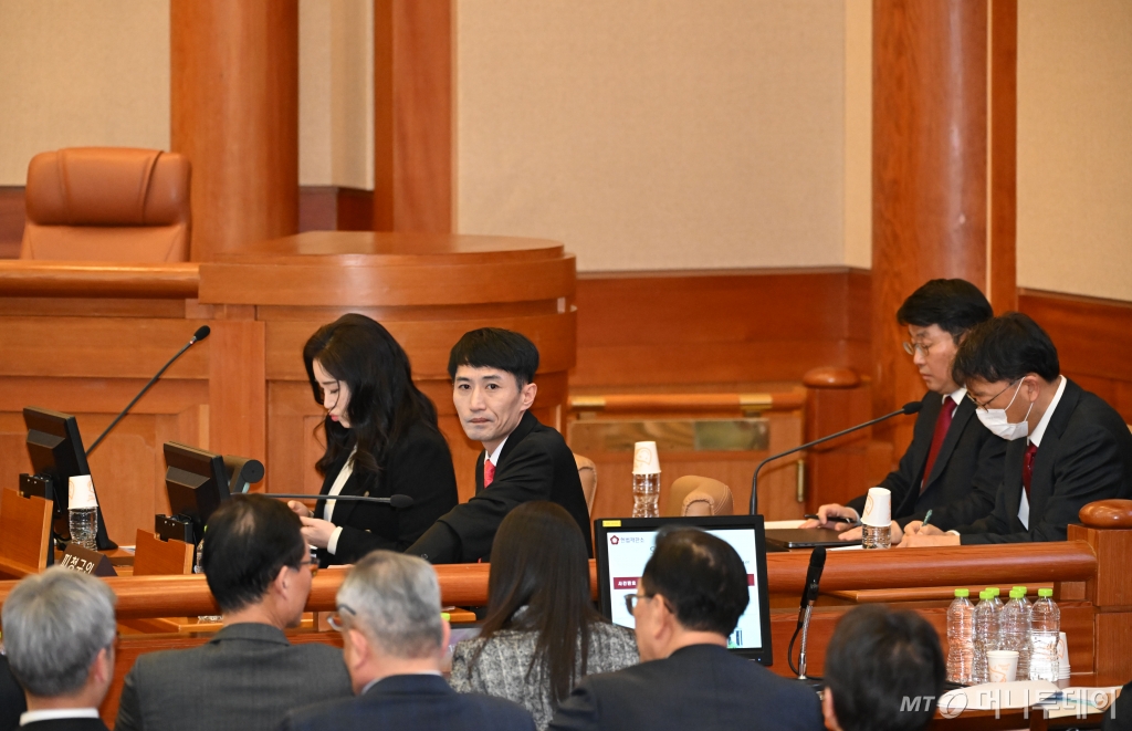 김계리 변호사를 비롯한 윤 대통령 변호인단이 25일 서울 종로구 헌법재판소 대심판정에서 열린 윤석열 대통령 탄핵심판 최종 변론에 출석해 재판 시작을 기다리고 있다. /사진=뉴시스, 공동취재단