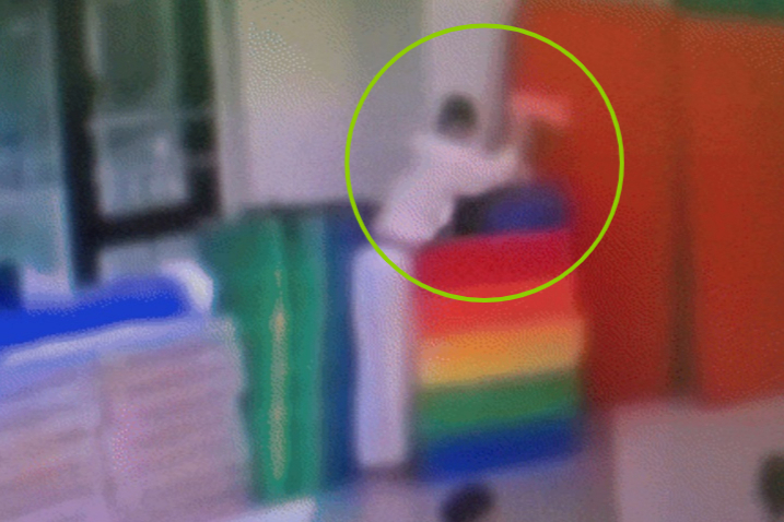 지난해 7월 경기 양주시 한 태권도장 CCTV 영상에 녹화된 장면. 태권도 관장 A씨가 4세 B군의 다리를 잡고 매트 사이에 거꾸로 집어넣는 등 학대하는 모습. /사진=JTBC 보도 갈무리 