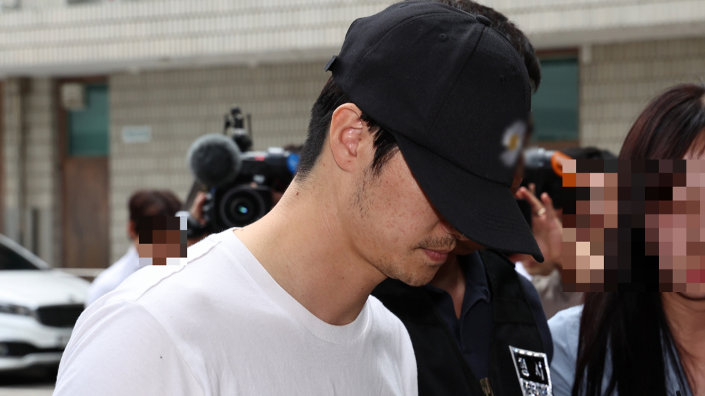 경기 양주시 한 태권도장에서 4세 아동을 매트 사이에 거꾸로 넣고 방치해 심정지 상태에 빠뜨린 태권도 관장 A씨가 의정부지방법원에서 열리는 구속 전 피의자 심문(영장실질심사)에 출석하는 모습. /사진=뉴스1 