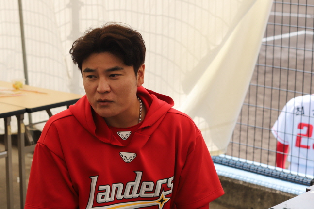 취재진과 인터뷰를 하고 있는 추신수 보좌역. /사진=SSG 랜더스 제공